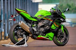 Kawasaki Ninja ZX4RR rear right static image on track